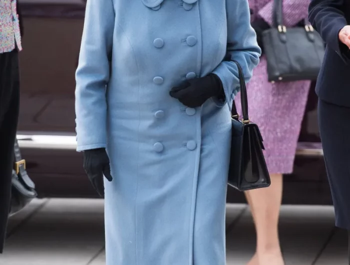 mode royale reine elizabeth manteau bleu mocassins noirs chapeau plumes