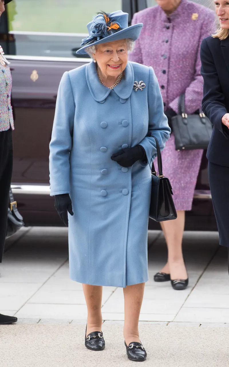 mode royale reine elizabeth manteau bleu mocassins noirs chapeau plumes