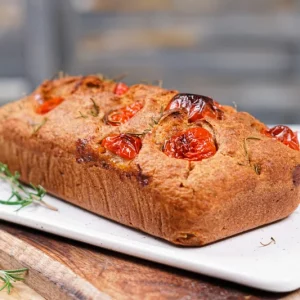 La recette facile de pain aux tomates cerises et romarin pour une cuisine saine et savoreuse !