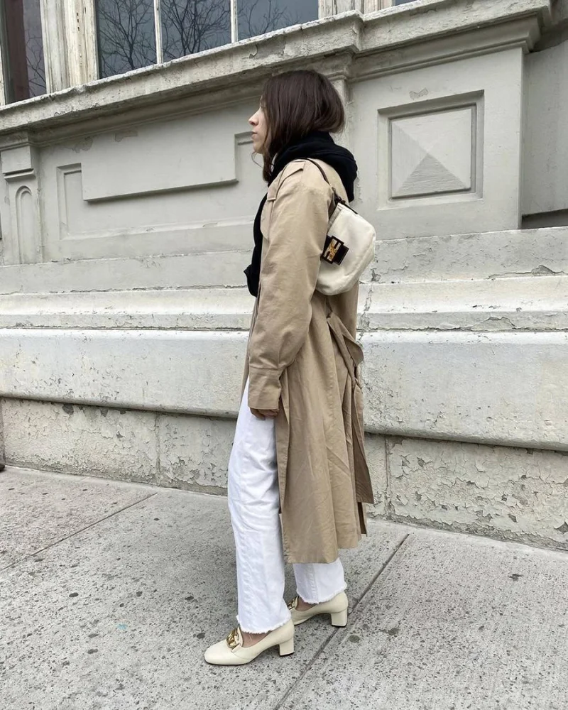 pantalon blanc chaussures blanches talons mocassins trench