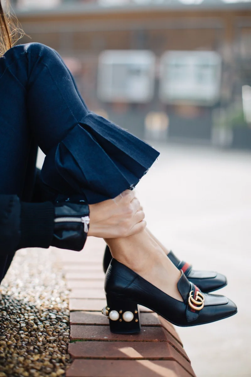 pantalon denim mode femme chaussures talons noires moccasins
