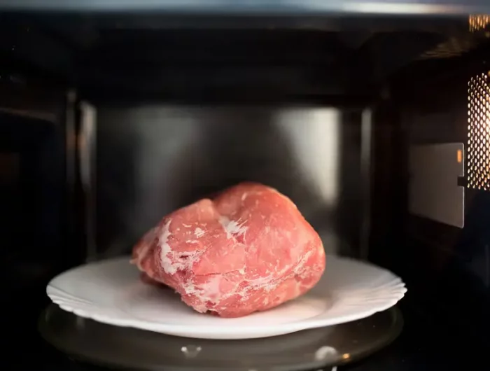 peut on cuire de la viande congelee viande dans le micro ondes
