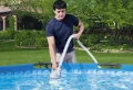 Peut-on vider l’eau de la piscine dans le jardin sans danger ?