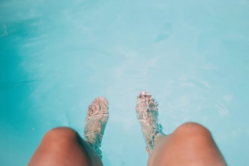 pieds bain sel eau piscine bassin jambes reflets soleil surface