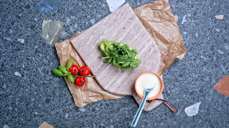 planche a decouper roquette fraiche moitie avocat sauce mayonnaise