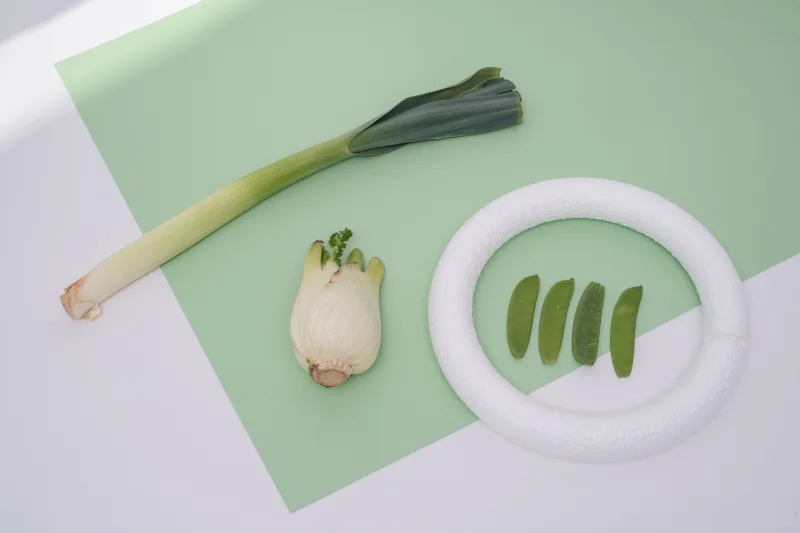poireaux coupees surface table blanche feuille verte