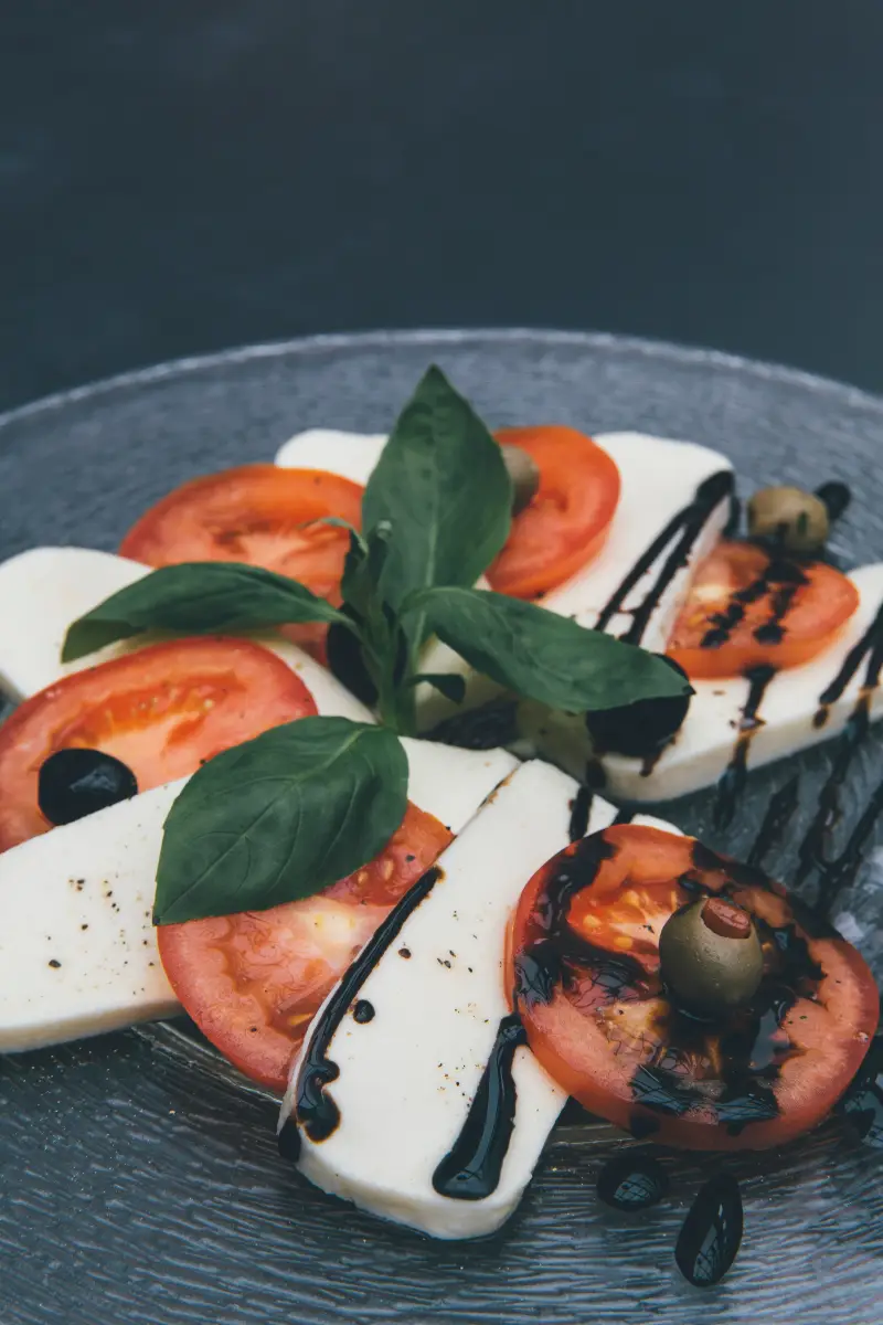 que faire avec les feuilles de tomates salade de tomates fromage et feuilles de tomates