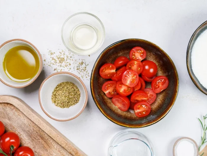 recette facile du pain maison tomates bols huile farine table