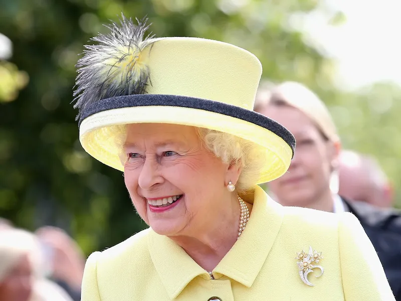  reine elisabeth chapeau magique en jaune pale