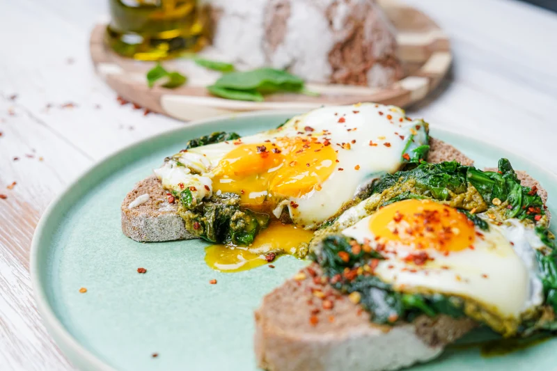 tartine d oeuf au pesto dans une assette gourmandise