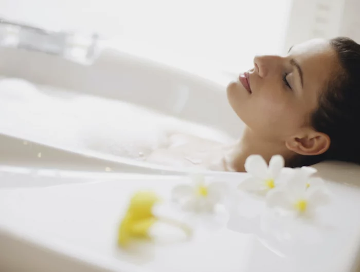traitement naturel pour insomnie femme en salle de bain avec valeriane
