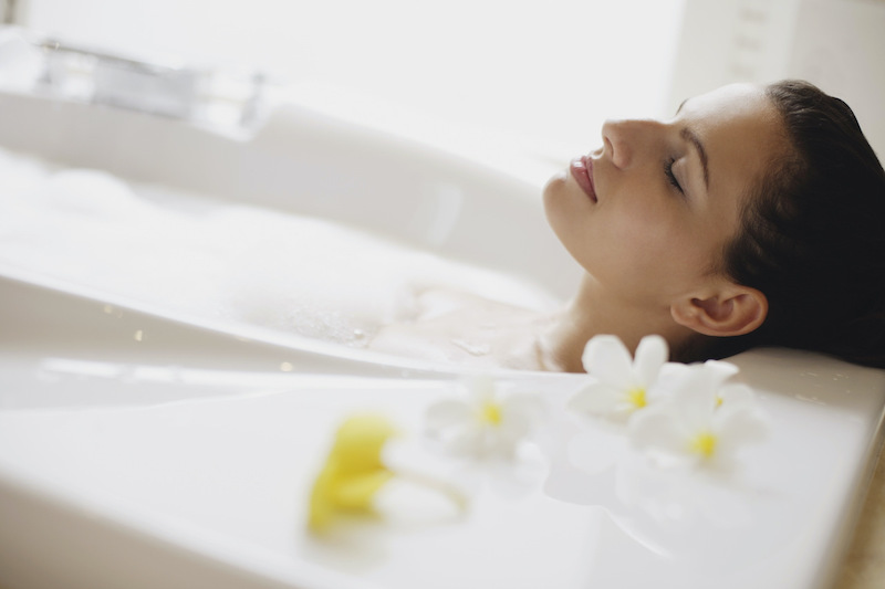 traitement naturel pour insomnie femme en salle de bain avec valeriane