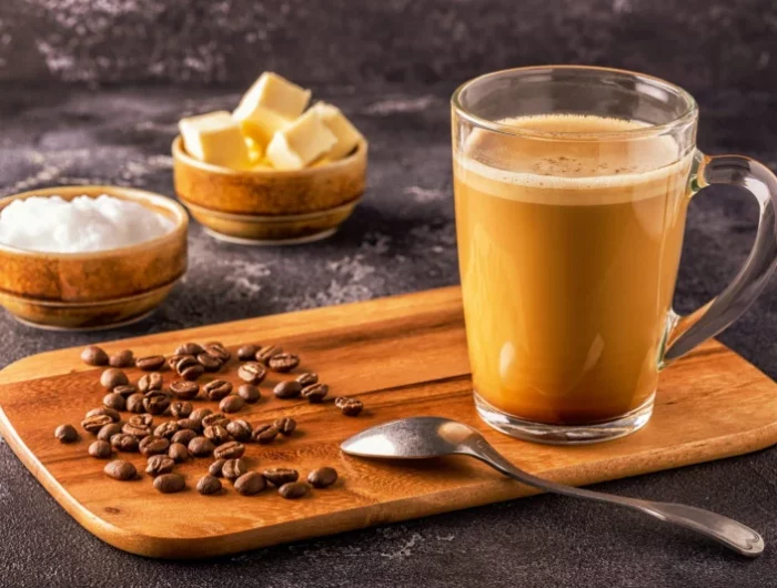 une tasse de cafe beurre graines de cafe huile de coco