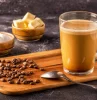 une tasse de cafe beurre graines de cafe huile de coco