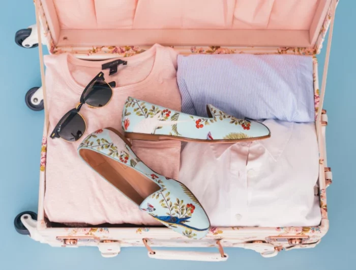 valise rose lunettes de soleil pulls mocassons fleurs