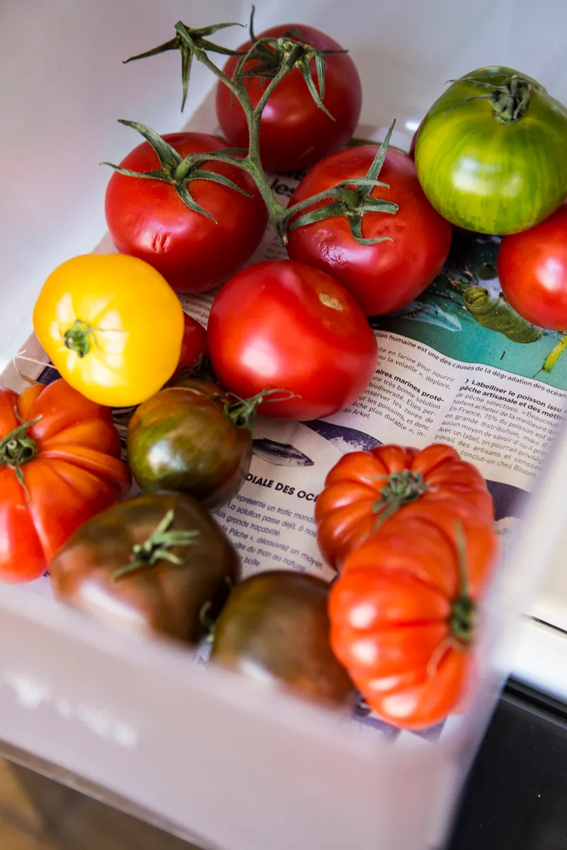 pourquoi le papier journal fait mûrir les tomates tomates rouges et verts sur un journal