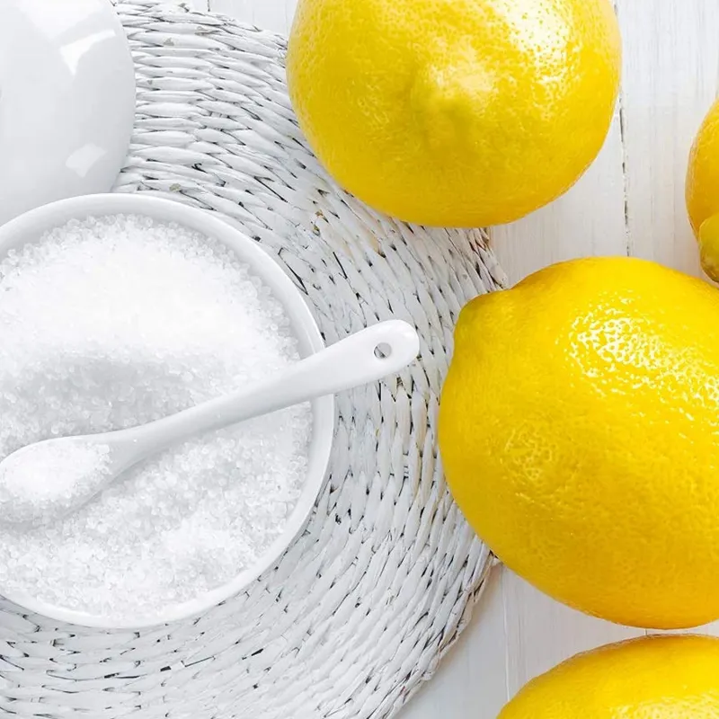 acide ascorbique en poudre avec des citrons jaunes sur fond blanc