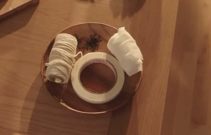 adhesive bandage corde araignees sans une assiette en bois sur un fond en bois