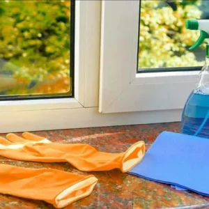 Comment nettoyer les fenêtres en PVC jaunies ? Astuces de grand-mère