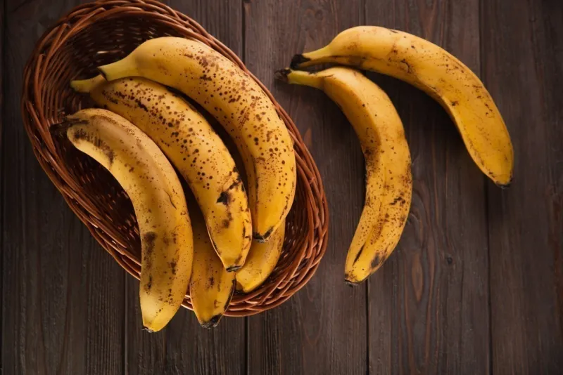 bananes avec des taches brunes posee dans une basket
