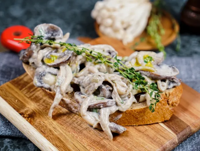 comment cuire des champignons idée recette champignons à la crème servis sur tranche de pain