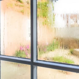 Comment éviter la condensation sur les fenêtres - 10 astuces infaillibles