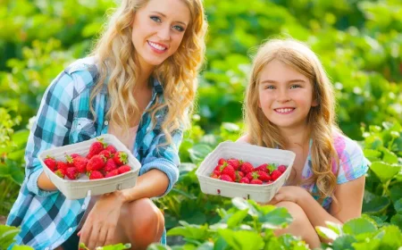 comment hiverner les pieds de fraises et faut il les tailler à l'automne pour obtenir une récolte genereuse de delicieuses fraises jeune femme et fillette avec des fraises dans les mains