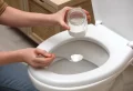 Comment nettoyer des toilettes très entartrées reliées à une fosse septique ?