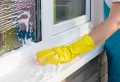 Comment nettoyer les fenêtres en PVC jaunies ? Astuces de grand-mère