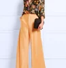 comment porter le pantalon large quand on est petite pantalon bege model