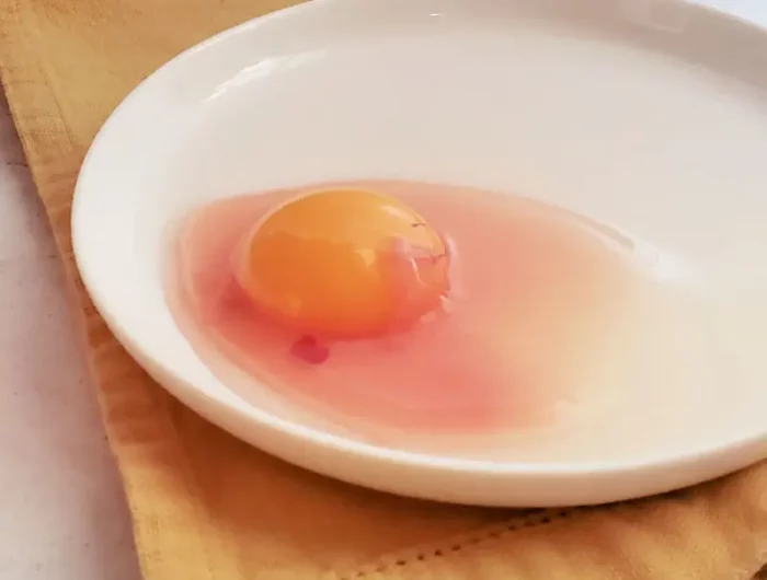 comment savoir si un œuf est perime un jaune d oeuf coloré en rouge