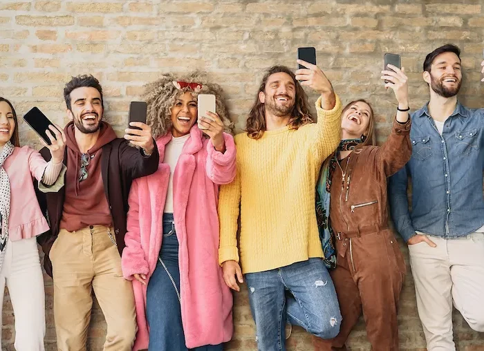 comment se mettre en valeur sur une photo groupe dejeunes faisant un selfie