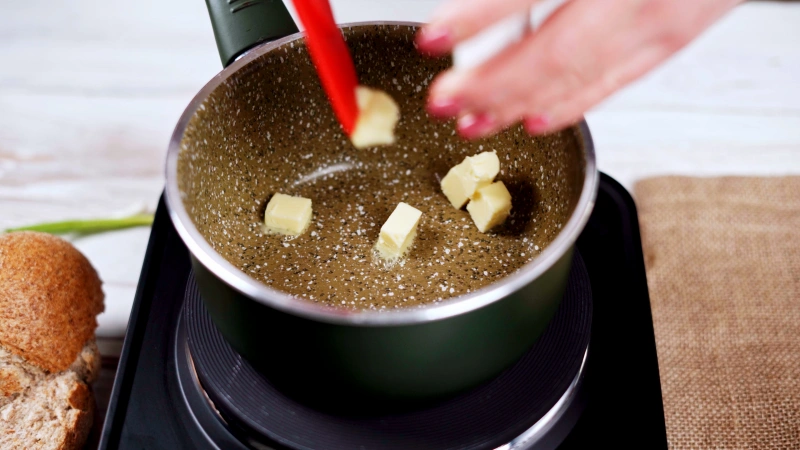 cubes beurre poele casserole feu cuisson oeufs brouilles technique