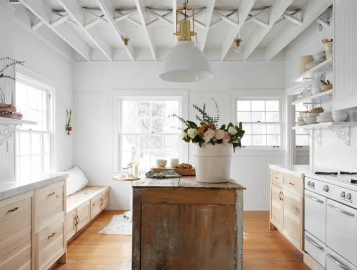cuisine campagne chic avec ilot murs blancs et meuble cuisine bois clair