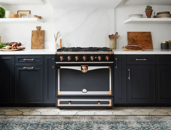 cuisine marbre style campagne retro chic meuble cuisine gris foncé étagères ouvertes piano cuisine