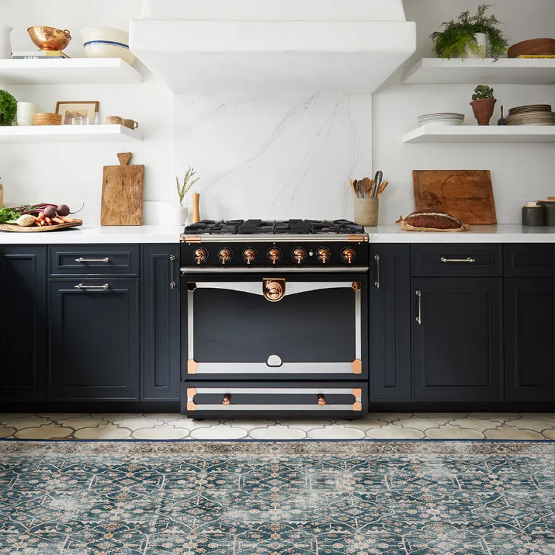 cuisine marbre style campagne retro chic meuble cuisine gris foncé étagères ouvertes piano cuisine