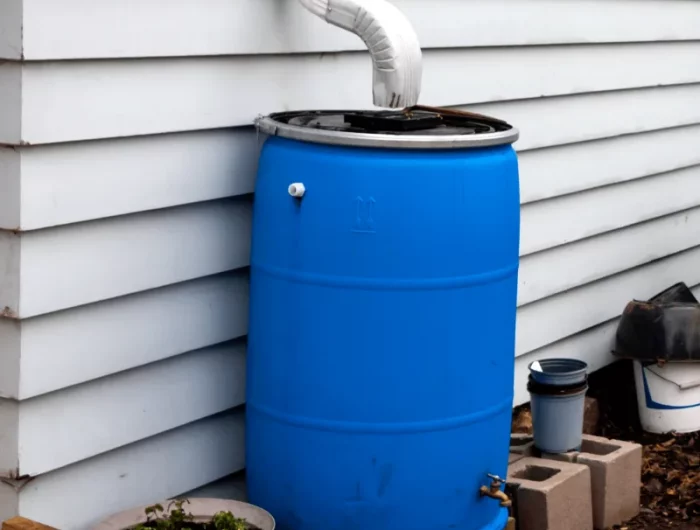 cuvre de récupération d eau de pluie simple dans tonneau de plastique
