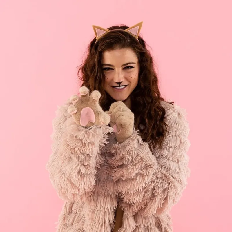 deguisement femme pas cher en chat avec mateau de fourrure et serre tete à oreilles de chat maquillage chat halloween