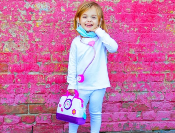deguisement petite fille docteur avec des jouets kit de première aide