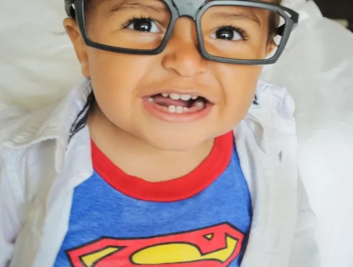 deguisement superman petit bébé garçon avec lunettes et t short superman