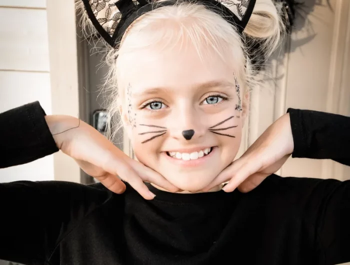 déguisement chat fille avec costume noir et oreilles de chaton