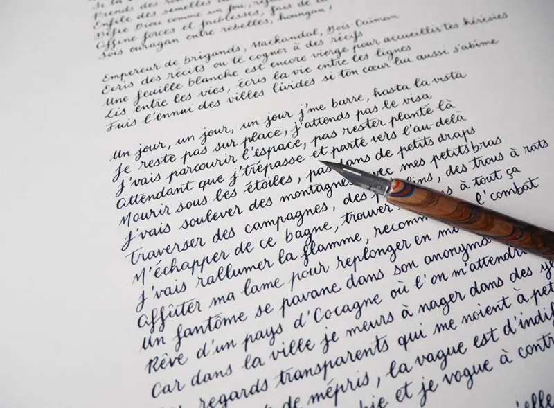 ecriture cursive sur fond blanc avec un stylo a encre