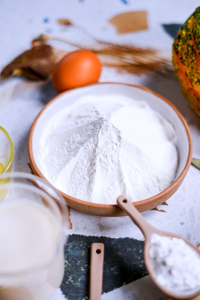 farine sans gluten dans un bol cuilliere en bois