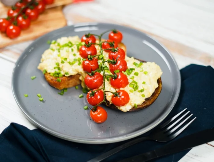 idee petite dejeuner avec oeufs pain grilles legumes tomates