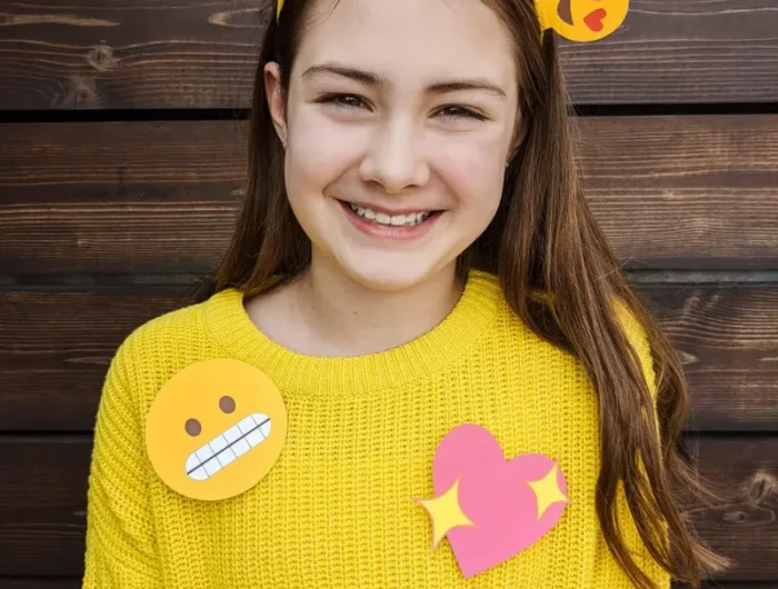 idée déguisement original fille emoji pull jaune et motifs de papier