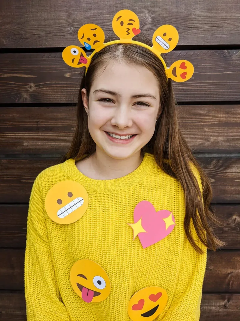 idée déguisement original fille emoji pull jaune et motifs de papier