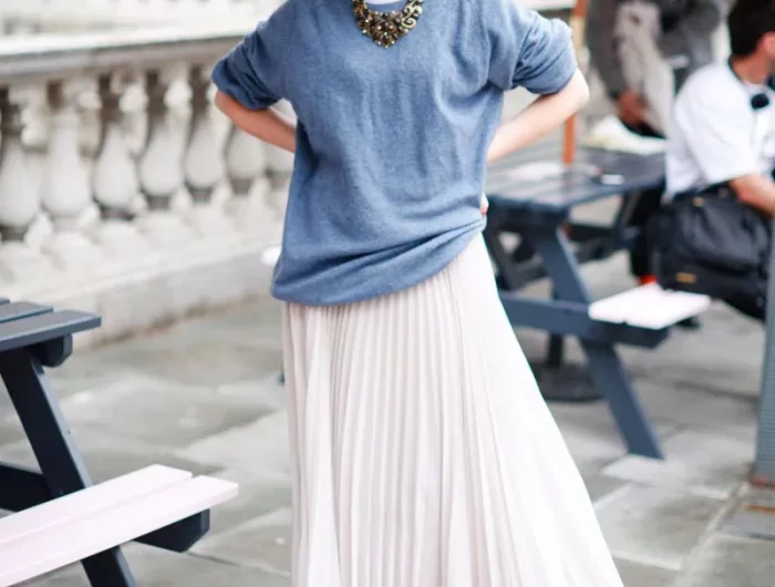 jupe longue blanche avec pull surdimensionne bleu