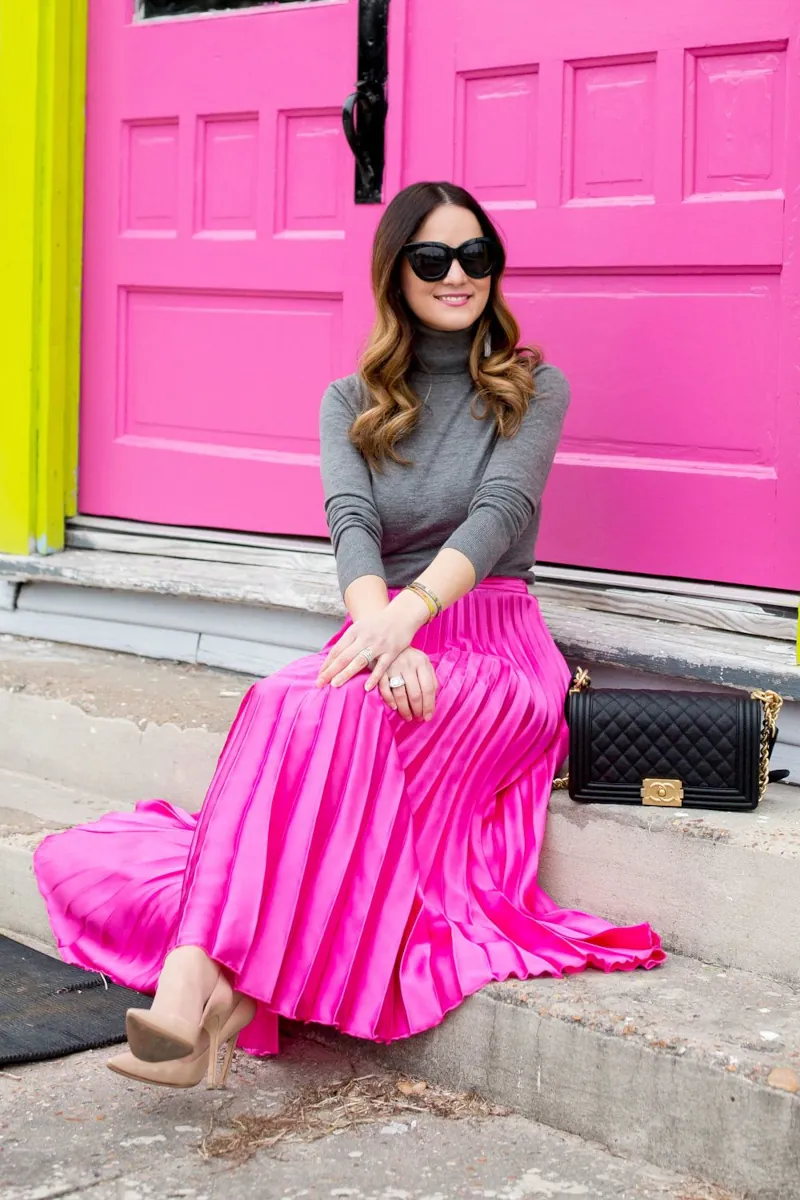 jupe longue plissee rose avec un pull a col roule gris
