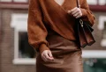 Comment porter une jupe midi en cuir cet automne/hiver