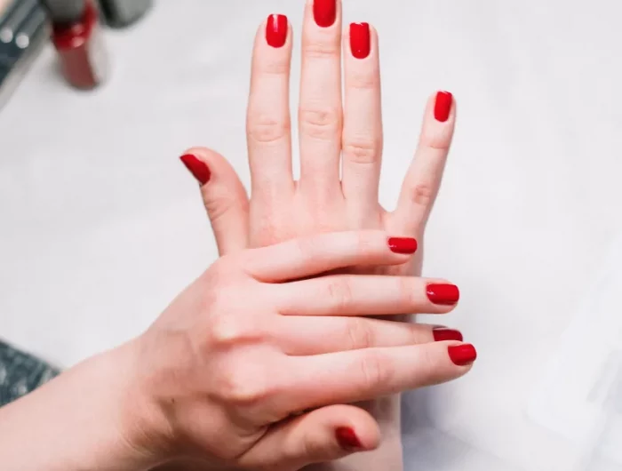 manucure soins mains vernis a ongles couleur rouge